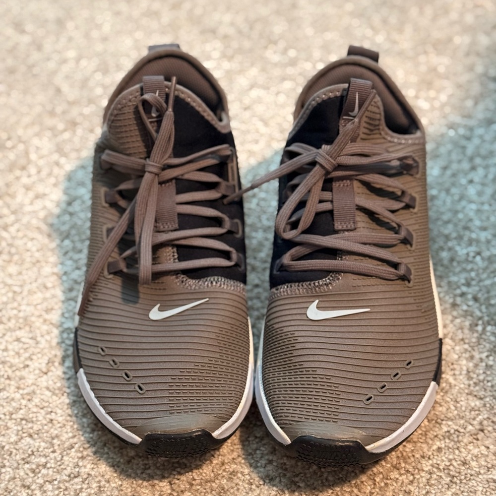 Nike Womens Gray Athletic Shoes